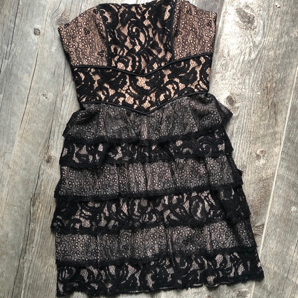 chinese dress ladies Lace Strapless V Neckline Gown – BCBGMAXAZRIA